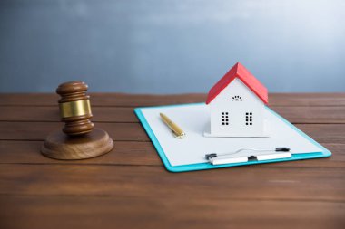 masanda yargıç olan ev modeli