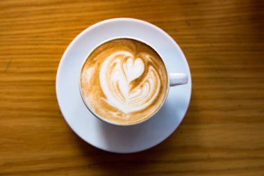 Masadaki bir fincan kahvenin en üst görüntüsü.