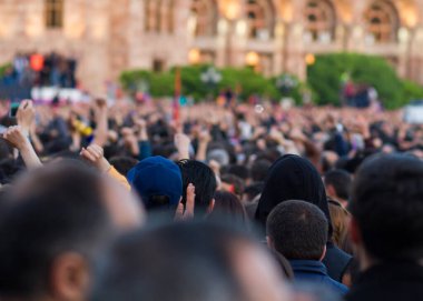 İnsanlar sokakta bulanıklaşıyor