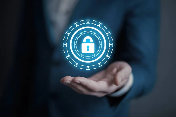 İşadamı parşömende dijital asma kilit kullanıyor