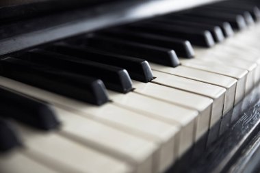 Piano Keys 'e yakın plan Siyah ve Beyaz