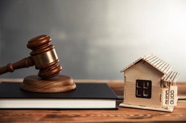 ev modeli ve yargıç masada.