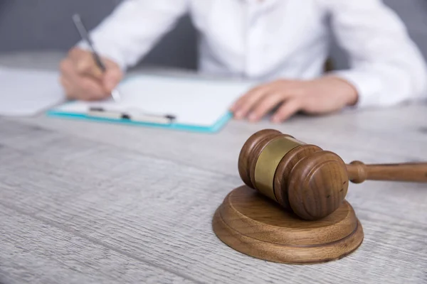 Man Hand Document Met Rechter Tafel — Stockfoto