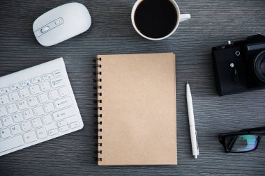 klavyeli not defteri ve masadaki kamera