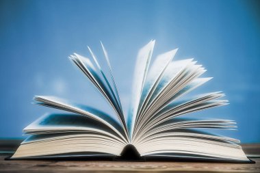 Blue Backgroun 'da açık bir kitap
