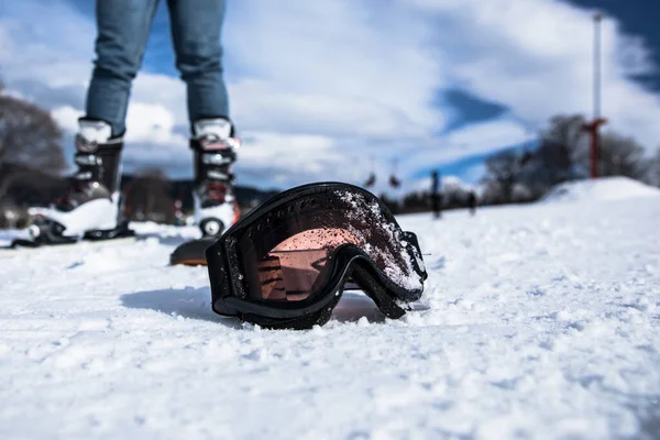 雪の背景にスキーやスノーボードのマスク — ストック写真