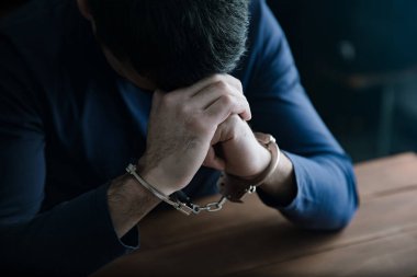 Üzgün adam kelepçeleri masaya taktı!