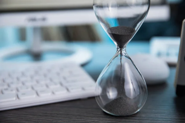 Ds üzerinde bilgisayar klavyesi olan kum saati