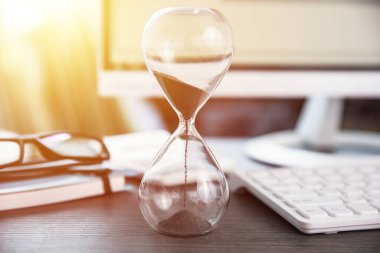 Ds üzerinde bilgisayar klavyesi olan kum saati