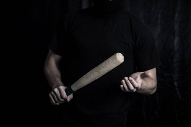 Genç adam yarasa eli Blac 'ta izole edilmiş.