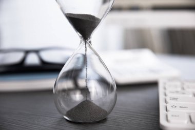 Çalışma saatleri üzerinde kum saati