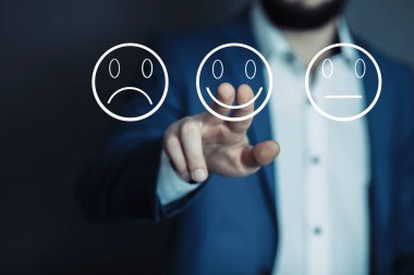 Adam gülümseme işaretine dokunuyor.