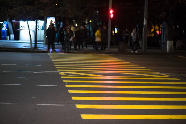 Vista Nocturna Crosswalk Peatonal Calle Cruce Cebra Ciudad Moderna —  Fotos de Stock