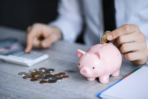 Adam kumbarayı bozuk paralarla ve hesaplarla doldurdu.