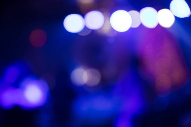 Gece lambası şehirde sallanıyor.