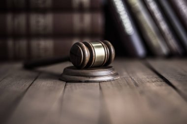 Ahşap yargıç ve kitaplar.