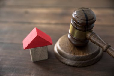 ev modeli ve yargıç masasında!