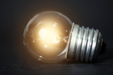 Koyu renk arka planda ampul