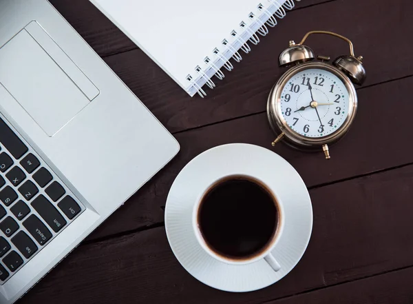 Teclado Com Café Relógio Des — Fotografia de Stock