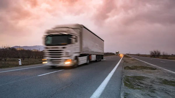 Vrachtwagen Weg Bij Zonsondergang — Stockfoto