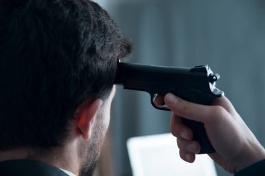 Genç adam el tabancasını kafasına dayadı.