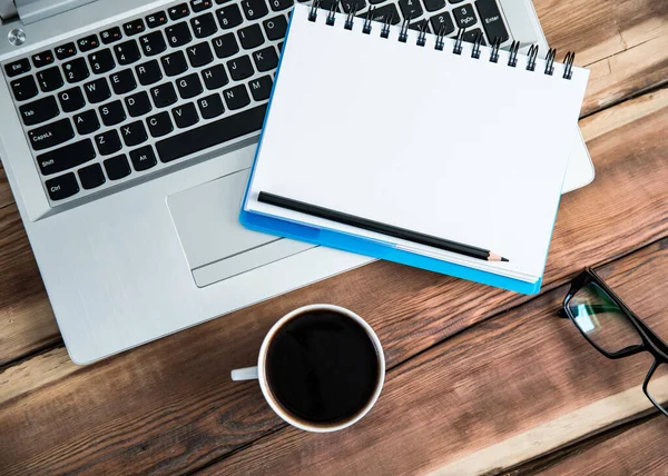 Notizblock Auf Tastatur Mit Kaffee Auf Dem Schreibtisch — Stockfoto