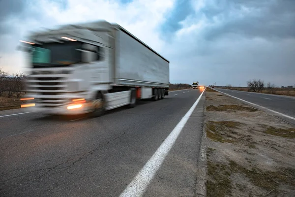 Vrachtwagen Weg Bij Zonsondergang — Stockfoto