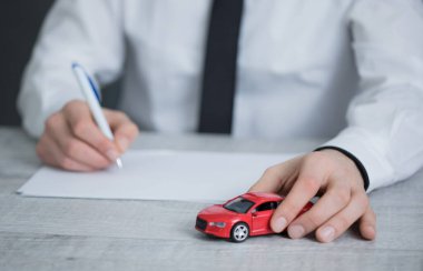 Adam el dokümanı, araba modeli.