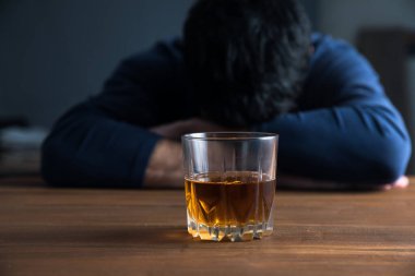 Üzgün adam elinde alkol bardağı