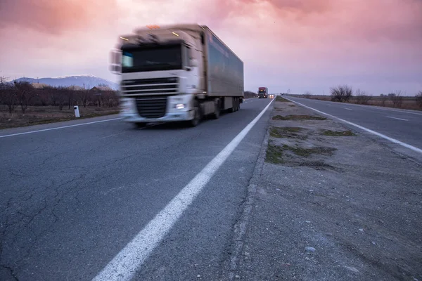 Vrachtwagen Weg Bij Zonsondergang — Stockfoto