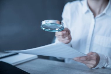 kadın el dokümanı üzerinde büyüteç ile