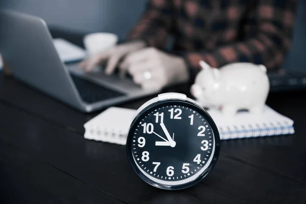 Hombre Negocios Trabajando Con Reloj Des — Foto de Stock