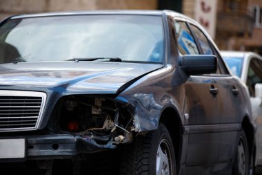 Kırık araba yolda.