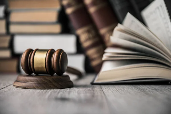 Des ile ilgili kitapları olan yargıç.