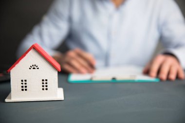 Ev modeli olan el dokümanı