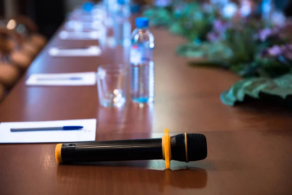 Conference Hall Microphone Des — Stock Photo, Image