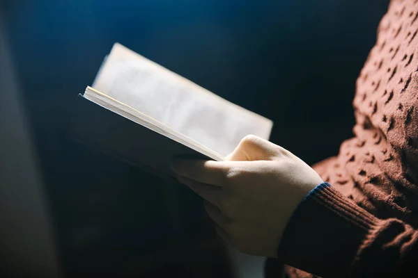 Άνθρωπος Που Διαβάζει Βίβλο Για Σκοτεινή Backgroun — Φωτογραφία Αρχείου