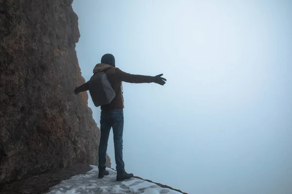 Traveler Man Rock Fog — Stock Photo, Image