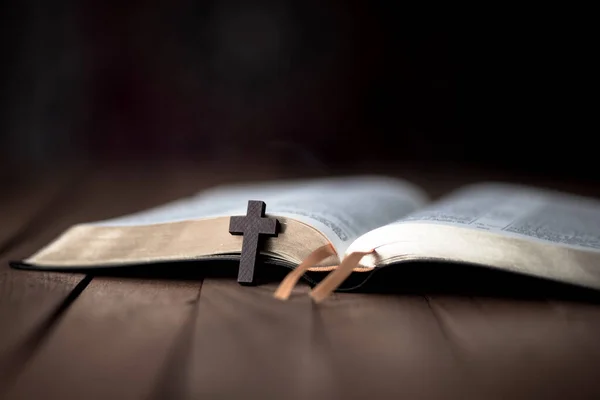 İncil 'le kesiştir