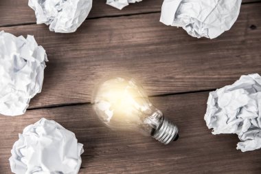 Üzerinde kağıtlar olan bir ampul