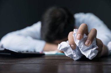 Üzgün adam eli paperon des