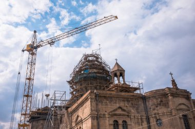 Mavi gökyüzünün altındaki inşaat kilisesi.