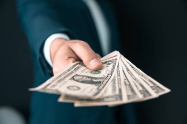 Genç işadamı elini tuttu.