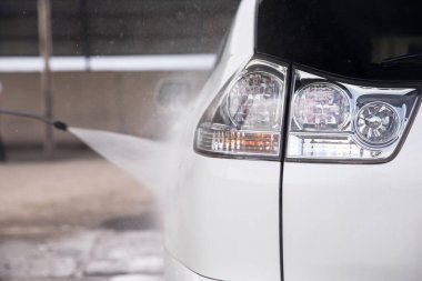 Wate tarafından korunan modern kompakt araba