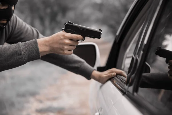 man with a gun threatened driver in natur