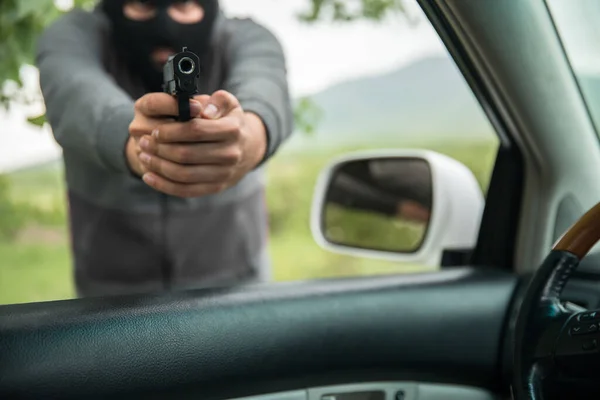 Natur 'da silahlı bir adam tehdit edilmiş.