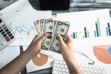 Adam para ve belge veriyor.