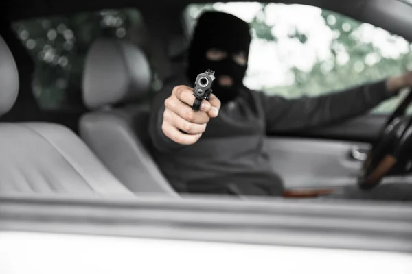 Homme Conduisant Voiture Avec Arme Poing — Photo