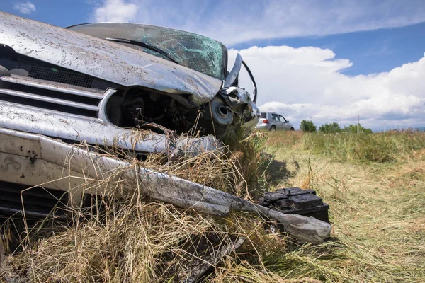 Carro Velho Campo Grama Sob Céu — Fotografia de Stock