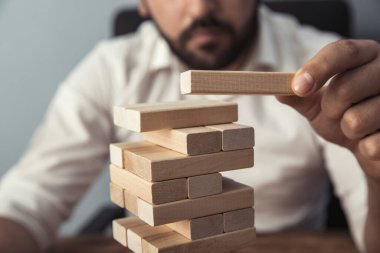 İnsan eli ahşap küplerin üzerinde